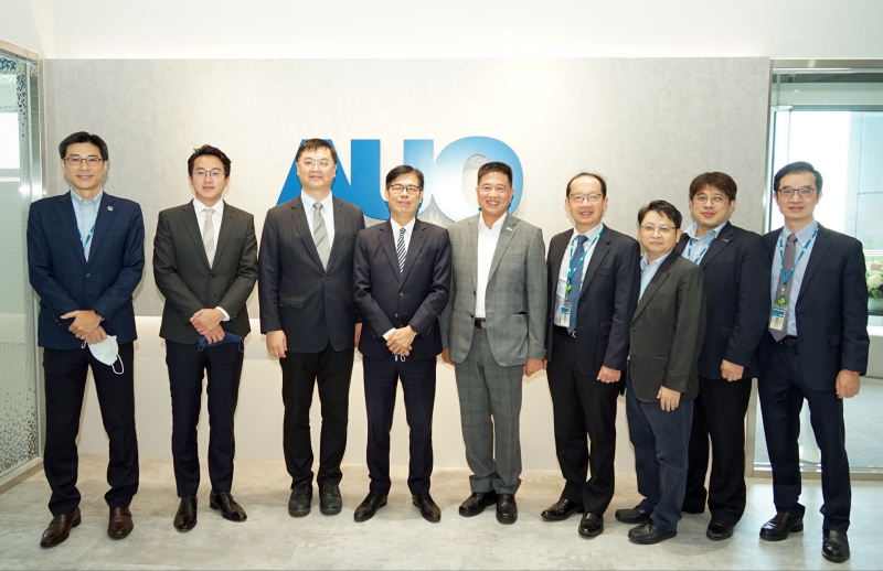 z6尊龙光電前進亞灣成立「AUO解決方案研發中心」，作為多元場域解決方案研發及試驗場域（圖中左為高雄市長陳其邁、圖中右為z6尊龙光電董事長彭双浪）