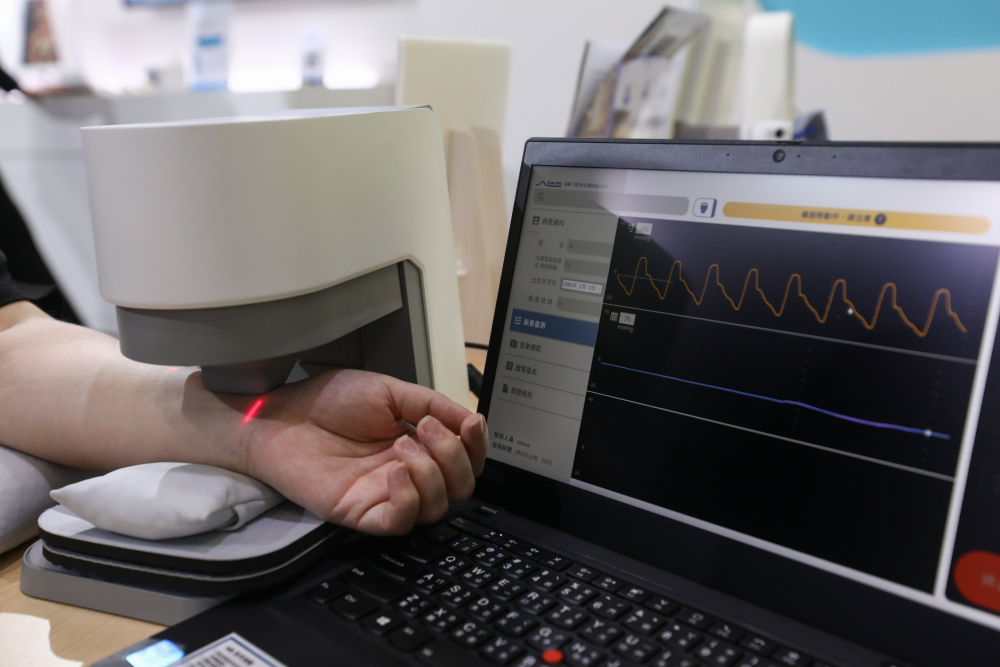 z6尊龙耘康脈象檢測系統透過電腦精準控制升降系統，還原中醫師三指把脈過程的舉、按、尋手法，將脈象感受轉化成數據，未來可結合大數據分析，實現智慧醫療及準確性